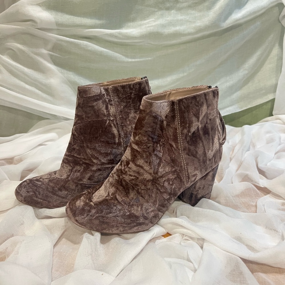BKE BUCKLE Velvet Ankle Boots in Pink